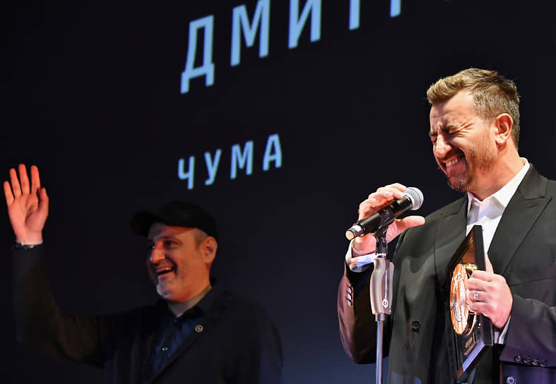Режиссер Алексей Попогребский (слева) и продюсер Анатолий Сергеев на церемонии закрытия фестиваля «Маяк». Приз «Лучшая работа режиссера» за фильм «Чума» получил Дмитрий Давыдов