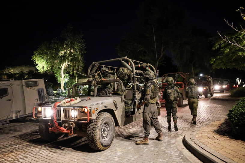 Израильские военные в кибуце Беэри на юге страны
