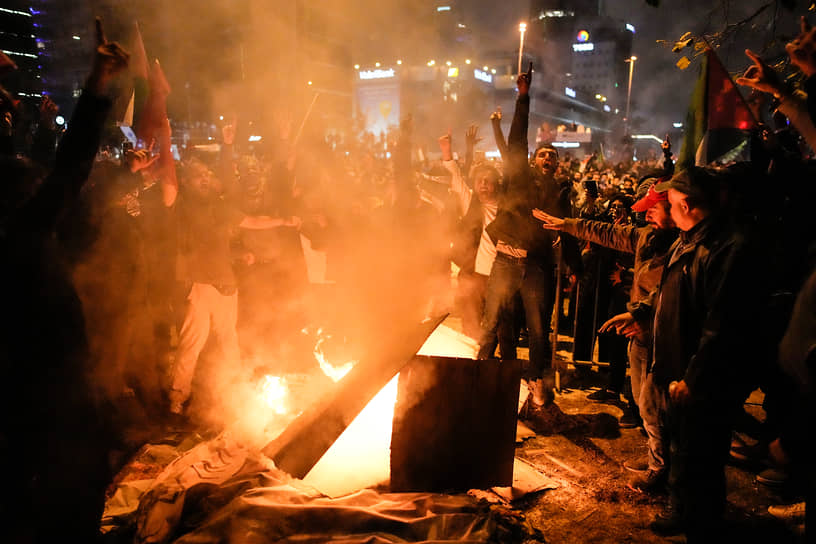 Митингующие обстреляли консульство в Стамбуле из фейерверков и ворвались на его территорию