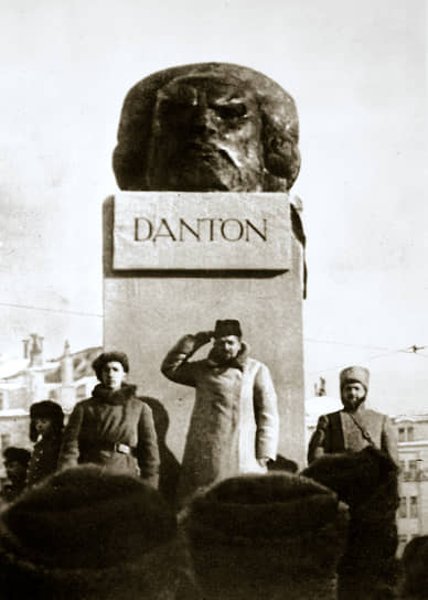 В рамках плана монументальной пропаганды в феврале 1919 года на площади Революции у стены Китай-города в Москве появилась и другая работа Андреева — памятник Жоржу Жаку Дантону. Монумент герою Великой французской революции, обезглавленному в 1794-м, представлял из себя гигантскую квадратную голову, водруженную на постамент. Но даже для советской России он оказался слишком экстравагантным, поэтому по решению Моссовета его вскоре убрали