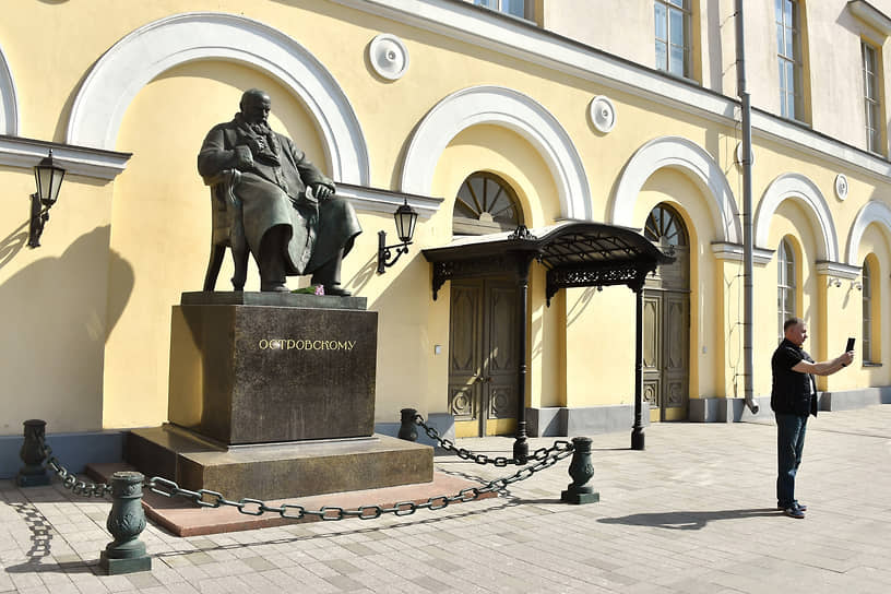 Последняя законченная скульптура Андреева посвящена драматургу Александру Островскому. Памятник был заложен весной 1923-го рядом с Малым театром на площади Свердлова (сейчас — Театральная), когда в Москве шли торжества в честь 100-летия со дня рождения писателя. Подготовительные работы начались спустя два года, а открыли бронзовый монумент только в 1929-м. Драматург в домашнем халате сидит в задумчивости и держит в руках карандаш с бумагой