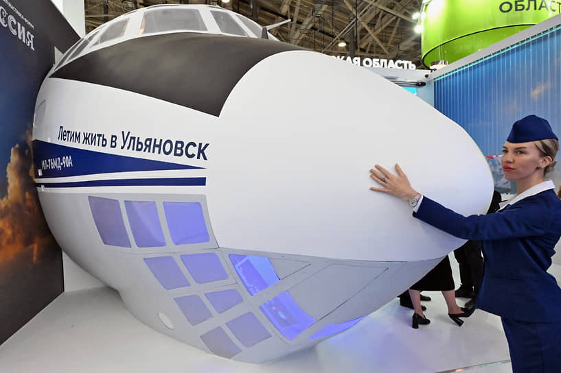 Участница в костюме стюардессы у стенда Ульяновской области