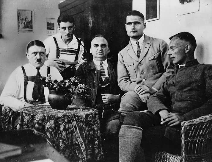 Слева направо: Адольф Гитлер, Эмиль Морис, Герман Крибель, Рудольф Гесс и Фридрих Вебер в Ландсбергской тюрьме 
