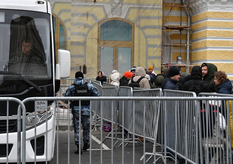 10 ноября СМИ сообщили, что в очереди произошла давка, пострадали два человека