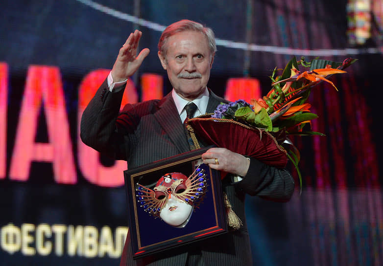 В апреле 2019 года Минкульт подписал с Юрием Соломиным бессрочный контракт на продолжение работы в должности худрука Малого театра. За свою долгую творческую карьеру Соломин был удостоен званий народного артиста СССР (1988) и Героя труда РФ (2020). Являлся полным кавалером ордена «За заслуги перед Отечеством»