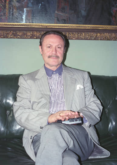 В кинематографе Юрий Соломин дебютировал в 1960 году, исполнив главную роль в социальной драме «Бессонная ночь». Всесоюзное признание актер получил после телевизионного фильма «Адъютант его превосходительства», где он сыграл Павла Кольцова. С 1961 года он преподавал в Высшем театральном училище имени Щепкина