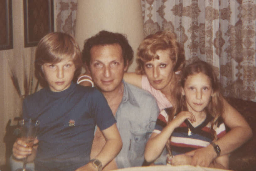 Хавьер Херардо Милей родился 22 октября 1970 года в Буэнос-Айресе. Его отец был водителем автобуса На фото: Хавьер Милей (слева) со своей семьей