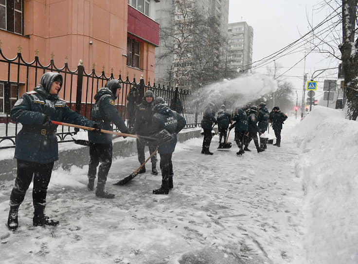 Городские службы столицы работают в усиленном режиме, сообщил заместитель мэра по вопросам ЖКХ и благоустройства Петр Бирюков На фото: сотрудники МЧС убирают снег