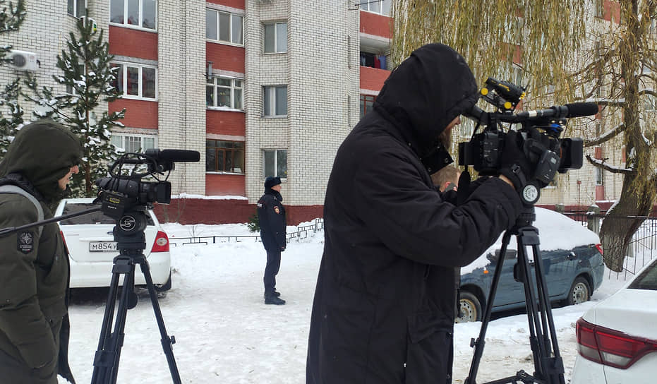 Журналисты и сотрудники полиции на месте происшествия