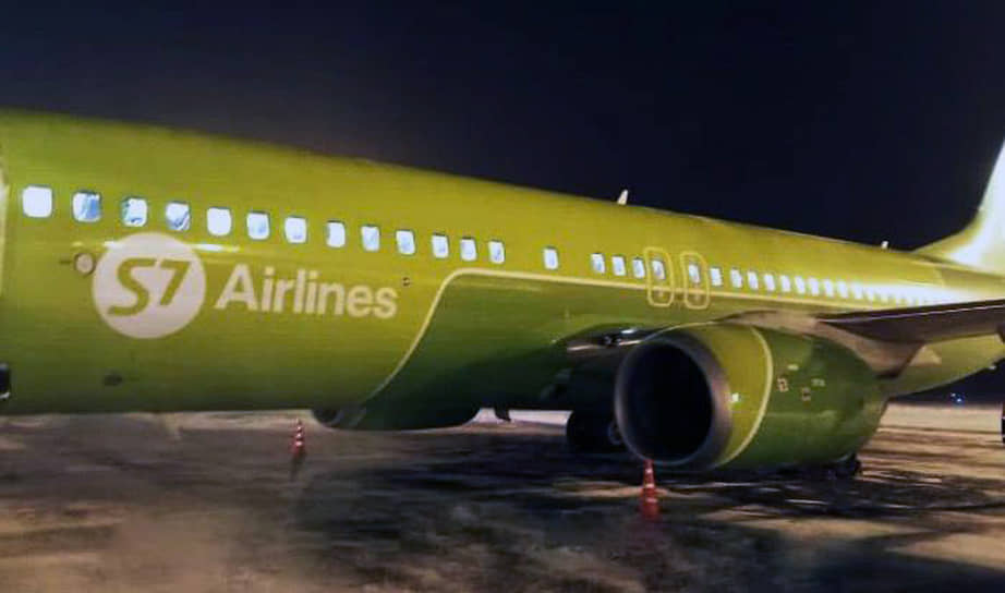 Самолет авиакомпании S7 Airlines («Сибирь») севший в Новосибирске 