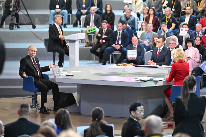 Президент России Владимир Путин (слева)