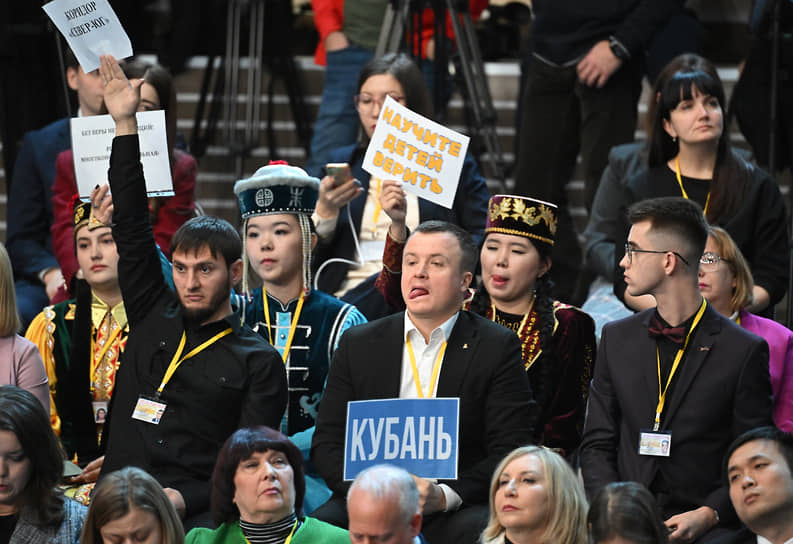 Журналисты и гости программы «Итоги года с Владимиром Путиным»