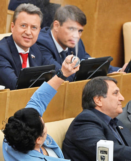 Слева направо в верхнем ряду: зампред комитета по безопасности и противодействию коррупции Анатолий Выборный, первый зампред комитета по информационной политике, информационным технологиям и связи Сергей Боярский. Слева направо в нижнем ряду: председатель счетной комиссии Госдумы Раиса Кармазина, член комитета по международным делам Сайгидпаша Умаханов