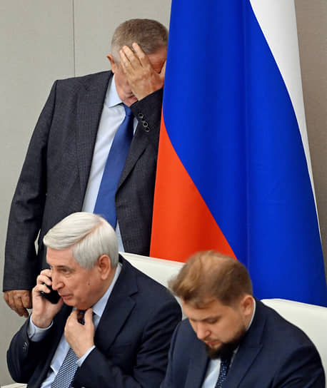 Слева направо: первый зампред комитета по труду, социальной политике и делам ветеранов Николай Коломейцев, первый заместитель председателя Госдумы Иван Мельников и вице-спикер Борис Чернышов