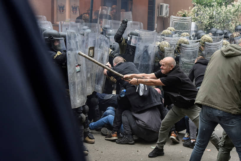 26 мая в ряде муниципалитетов на севере Косово на фоне назначения албанцев главами администраций местные сербы вышли на протесты. Произошли столкновения с полицией, сербы строили баррикады, пострадали десятки человек. Премьер Сербии Александр Вучич привел армию в повышенную готовность и сконцентрировал подразделения на юге Сербии. В урегулировании ситуации участвовали миротворцы KFOR Заметность: 3 344