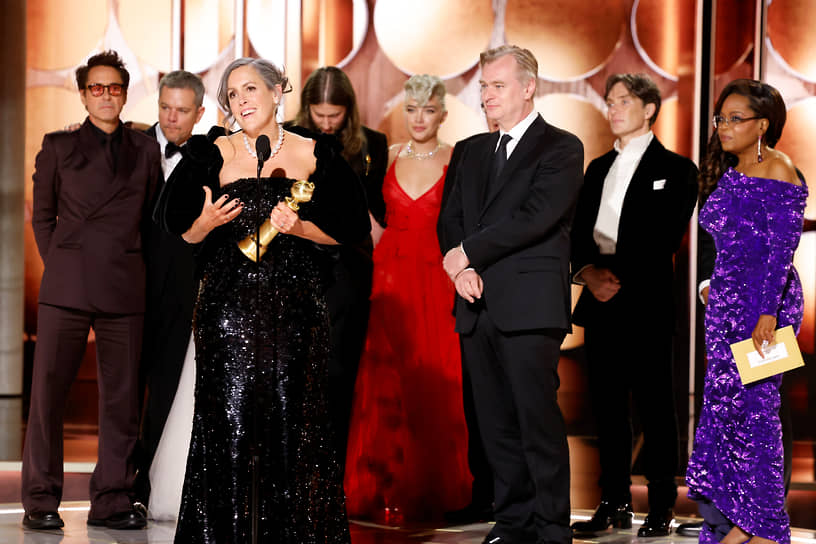 Лента Нолана также стала победителем в категориях: «Лучшая драма», «Лучший актер в драматическом фильме», «Лучший актер второго плана» и «Лучший саундтрек»  На фото: продюсер «Оппенгеймера» Эмма Томас и режиссер Кристофер Нолан (на первом плане) принимают награду за лучший драматический фильм, на заднем плане (слева направо) — актеры Роберт Дауни-младший и Мэтт Дэймон, композитор Людвиг Йоранссон, актеры Флоренс Пью и Киллиан Мерфи, ведущая Опра Уинфри 