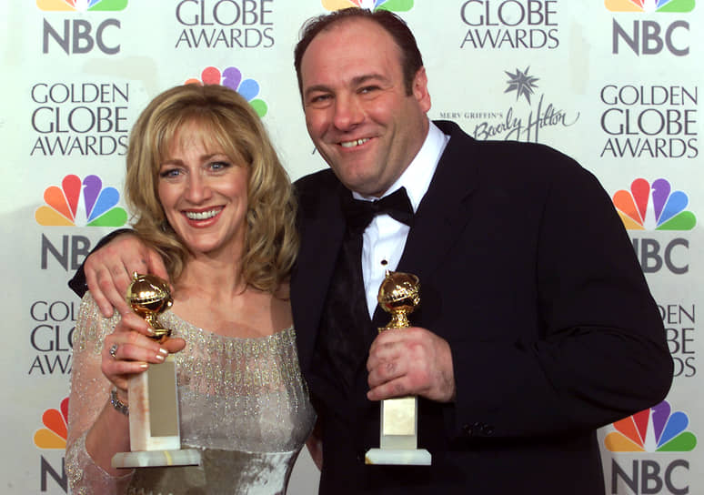 Сериал выходил на телеканале HBO с 1999 по 2007 годы и каждый год номинировался на премию «Эмми» как лучший драматический сериал. В 2004 году он стал первым шоу кабельного телевидения, получившим эту награду. За роль Тони Сопрано Гандольфини был удостоен трех премий «Эмми», пяти премий Американской Гильдии киноактеров и «Золотого глобуса». Критики отмечали экстраординарную актерскую пластику и харизматичность Гандольфини На фото: с актрисой Эди Фалко — за роль Кармелы Сопрано она пять раз выдвигалась на премию «Эмми» за лучшую женскую роль в драматическом сериале, выиграв трижды