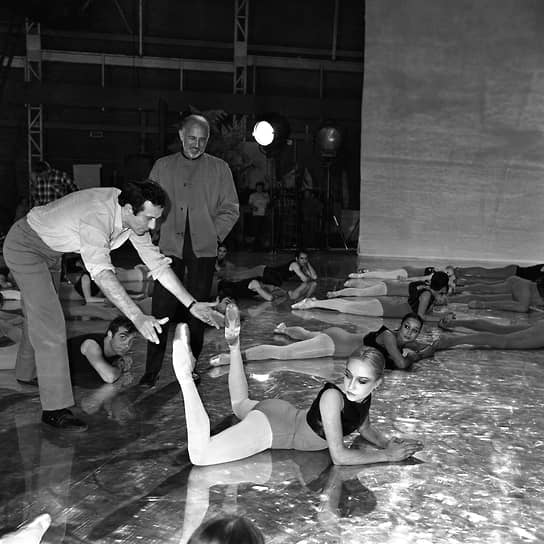 В 1948 году 24-летний хореограф поставил балет «Кармен», премьера которого прошла в Лондоне. Главную партию исполняла Зизи Жанмер. Балет стал сенсацией: четыре месяца без перерыва он шел в Лондоне, два месяца в Париже и три месяца в США. «В Канаде его даже запретили как порнографический — там такая сцена в комнате на кровати, просто скандал был. Зизи 2 тыс. раз танцевала Кармен, а всего балет прошел 5,5 тыс. раз»,— вспоминал о постановке Ролан Пети