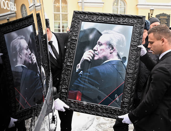 Юрия Соломина похоронили на Троекуровском кладбище рядом с женой