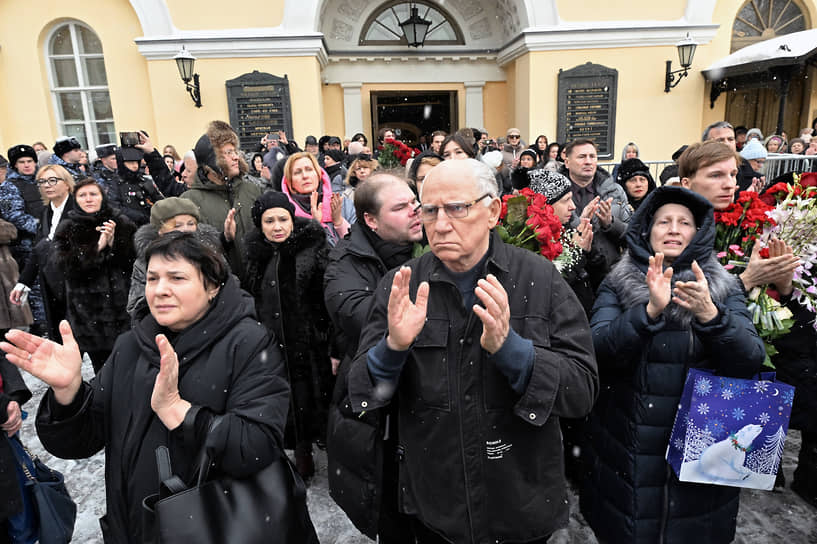 Актер Валерий Баринов (в центре)
