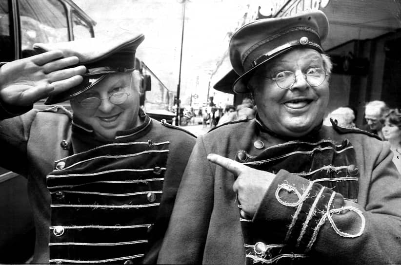 С начала 1980-х в шоу регулярно участвовала группа молодых девушек. Они получили название «Ангелы Хилла». Позже передачу начали критиковать за излишнюю сексуализацию женщин. В мае 1989 года актер заявил, что уходит в годовой отпуск. Однако позже контракт с ним так и не был продлен