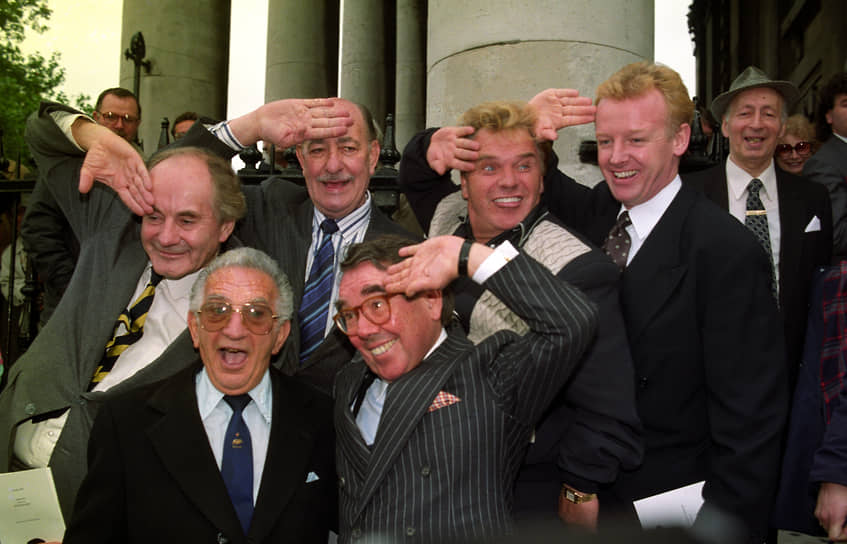 24 февраля 1992 года у Бенни Хилла случился легкий сердечный приступ. Врачи рекомендовали ему сделать шунтирование, но он отказался. Комик умер 20 апреля 1992 года в Теддингтоне (Великобритания) в возрасте 68 лет. Причиной смерти стал коронарный тромбоз На фото слева направо: представители шоу-бизнеса Генри МакГи, Дэви Кэй (снизу), Альфред Маркс, Ронни Корбетт (снизу), Фредди Старр и Лес Деннис после панихиды по Бенни Хиллу в 1992 году