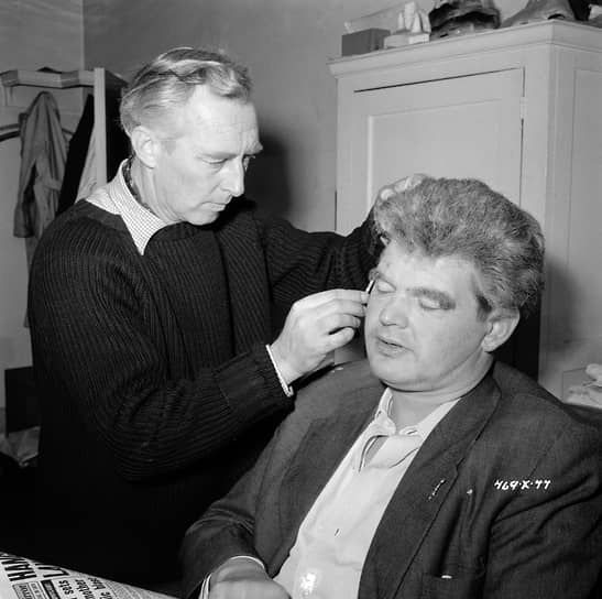 15 января 1955 года на телеканале BBC вышел первый эпизод комедийной передачи «Шоу Бенни Хилла». Псевдоним «Бенни» актер взял в честь комика Джека Бенни. Шоу состояло из набора различных скетчей с Бенни Хиллом в главной роли. В передаче были также музыкальные номера с актером и специально приглашенными звездами. В финале шоу различные комедийные персонажи гонялись за Бенни Хиллом