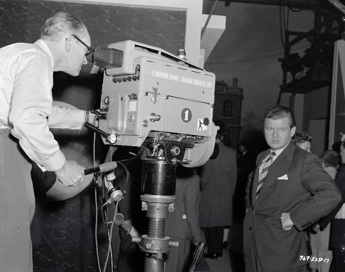 5 октября 1947 года дебютировал на радио в программе Variety Bandbox. На телевидении впервые появился в 1949 году с шоу «Hi There»