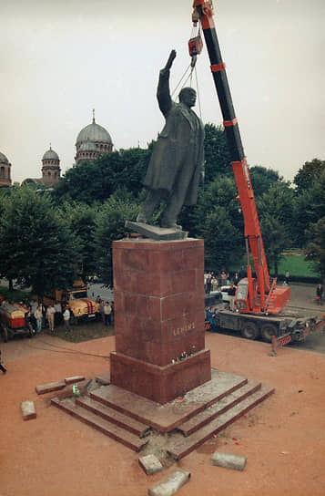 Памятник Ленину в центре Риги, установленный еще в 1950-м по проекту архитектора Эрнеста Шталберга (это был один из семи Ильичей, созданных в послевоенные годы по решению Совмина СССР, а не местных Советов), был с снят с постамента и увезен в августе 1991 года. Поврежденная при демонтаже скульптура хранится на одном из складов на окраине латвийской столицы