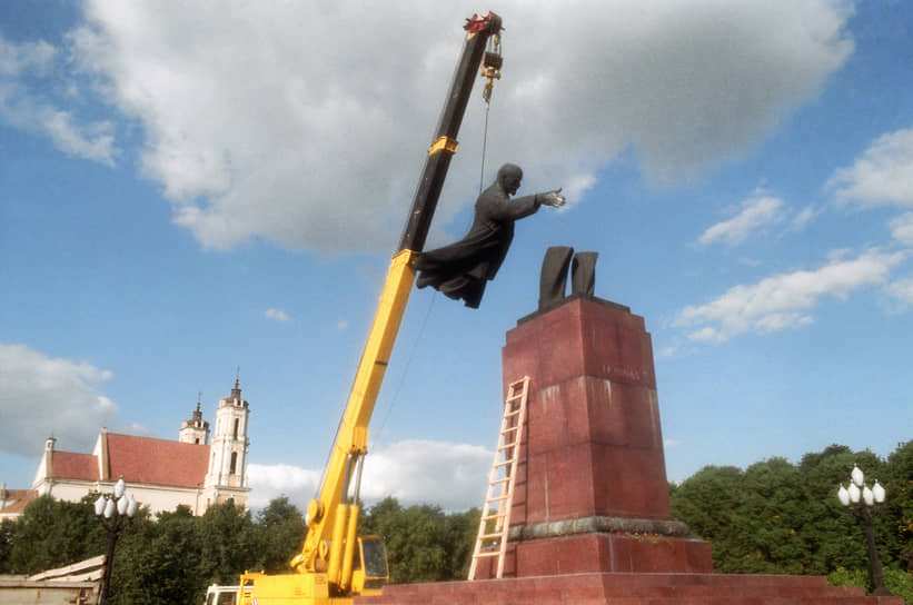 В странах Прибалтики «ленинопад» начался сразу после провозглашения независимости. Так, летом 1991 года с центральной площади Вильнюса (площади Ленина, позже переименованной в Лукишскую) была демонтирована четырехметровая бронзовая скульптура на семиметровом постаменте, которая простоял там почти 40 лет. Монумент перенесли в частный парк-музей неподалеку от Друскининкая, в коллекцию которого также входят памятники Сталину, Марксу, Дзержинскому