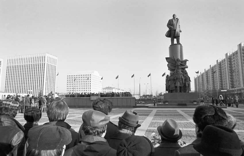 Открытие памятника Ленину работы скульпторов Льва Кербеля и Владимира Федорова на Октябрьской площади в Москве 5 ноября 1985 года 