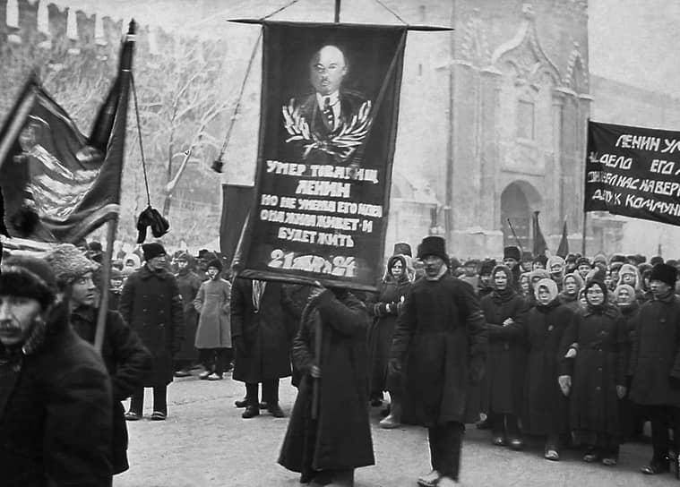 Похороны Владимира Ленина на Красной площади в январе 1924 года 