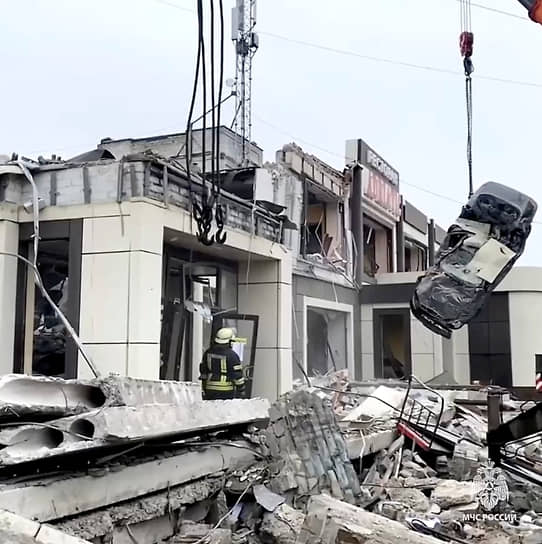 Разбор здания в Лисичанске, разрушенного ракетным ударом ВСУ 