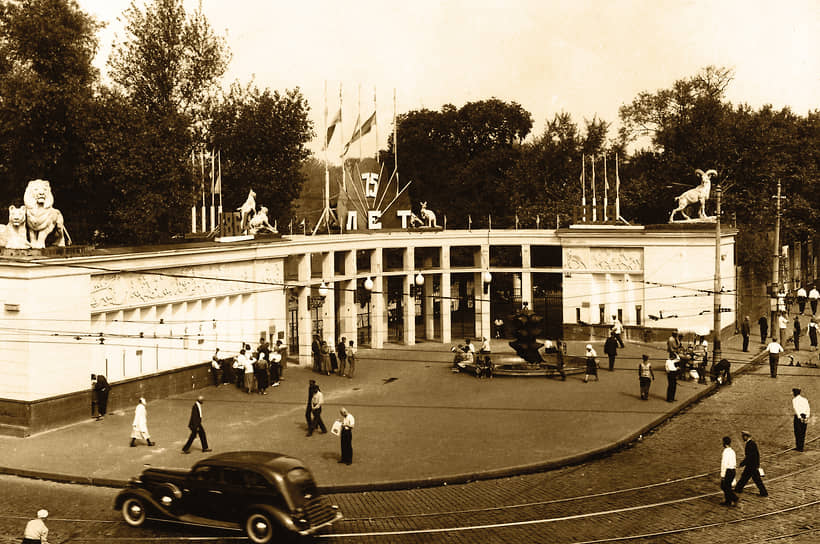 В октябре 1926 года официально открылась Новая территория, где животные содержались не в клетках, а в больших просторных вольерах, отделенных от зрителей рвом с водой. «Обширное пространство, бывшее никчемным пустырем, превращено теперь в подобие заповедника»,— отмечала в своем очерке в «Огоньке» писательница Вера Инбер. Входная группа зоопарка, которая представляла собой арку из кирпича с двумя башнями, в 1936 году была заменена на легкую конструкцию со множеством кассовых окошек На фото: 1939 год