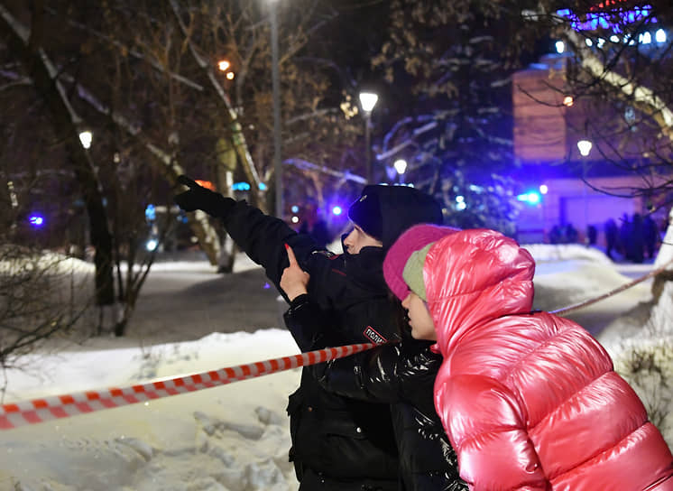Место пожара оцепили полицейские 