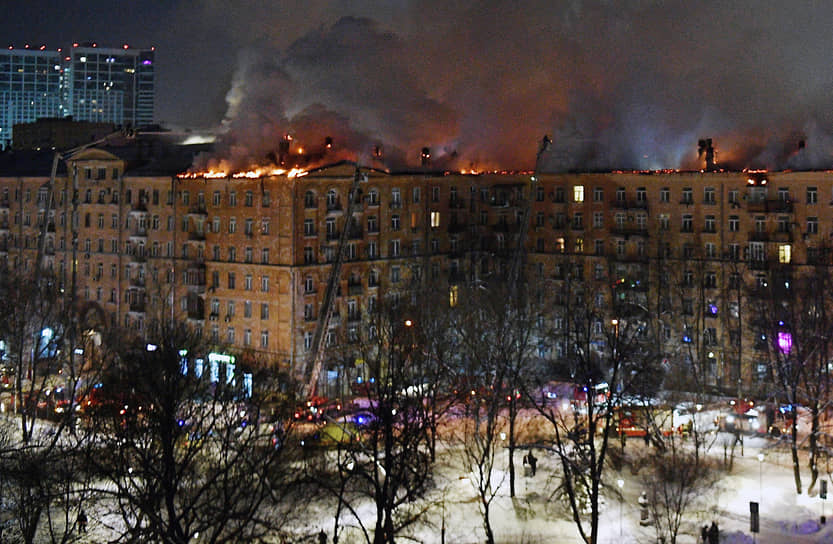 Пожар в жилом доме на улице Черняховского в Москве 