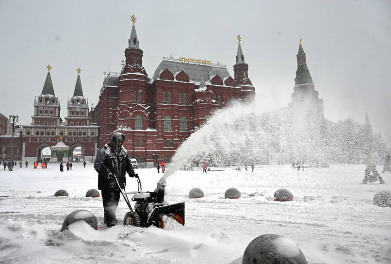 Уборка снега на Красной площади