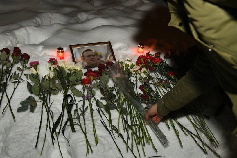 Люди возлагают цветы в Казани в память о политике Алексее Навальном