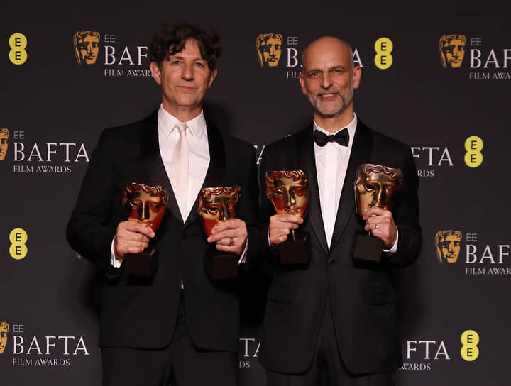 Приз «Лучший неанглоязычный фильм» получили режиссер кинокартины «Зона интересов» Джонатан Глейзер (справа) и продюсер Джеймс Уилсон 