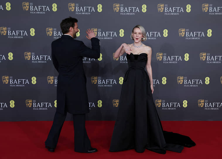 Актеры Брэдли Купер и Кэри Маллиган на красной дорожке премии BAFTA 