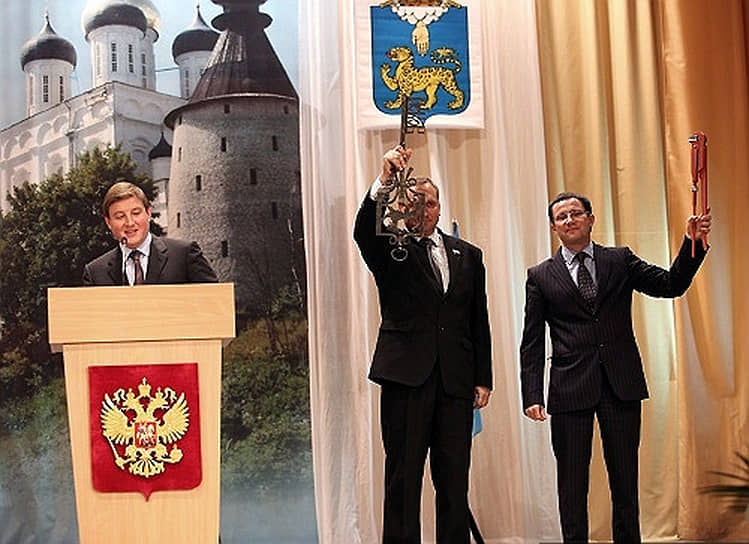 Торжественная церемония вступления в должность главы администрации города Пскова Петра Слепченко в 2010 году 