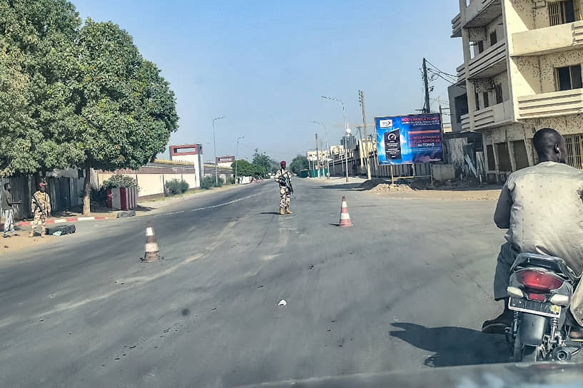 На фото, сделанном из окна автомобиля в столице Чада Нджамене, видно, что солдаты перекрыли дорогу, ведущую к президентскому дворцу (29 февраля 2024 года)
