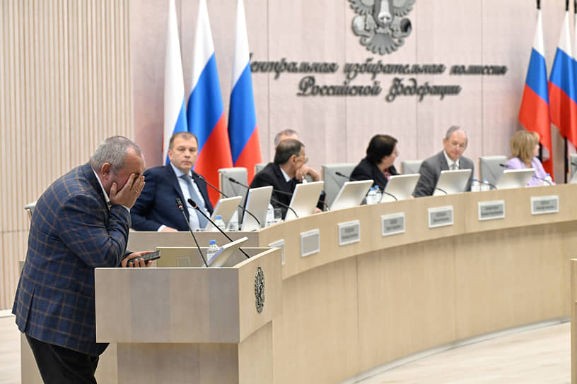 Москва. Представитель партии «Гражданская инициатива» Борис Надеждин (справа) на заседании ЦИК, посвященном регистрации кандидатов на выборы в президенты РФ