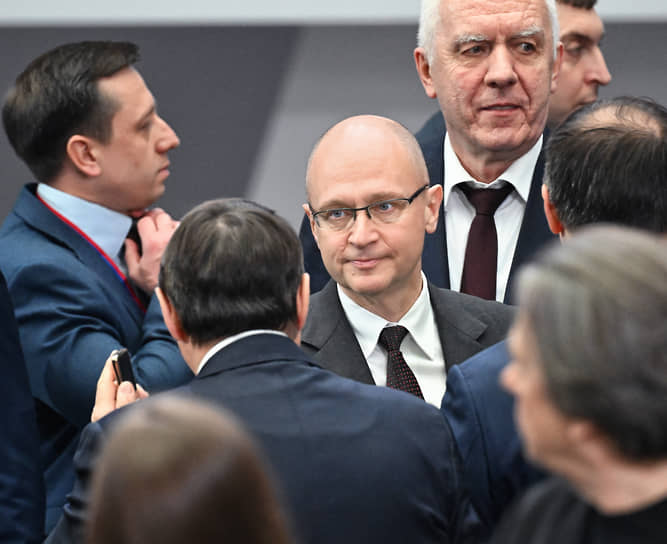 Первый замруководителя администрации президента России Сергей Кириенко (в центре) и полномочный представитель президента России в Северо-Западном федеральном округе Александр Гуцан (справа)