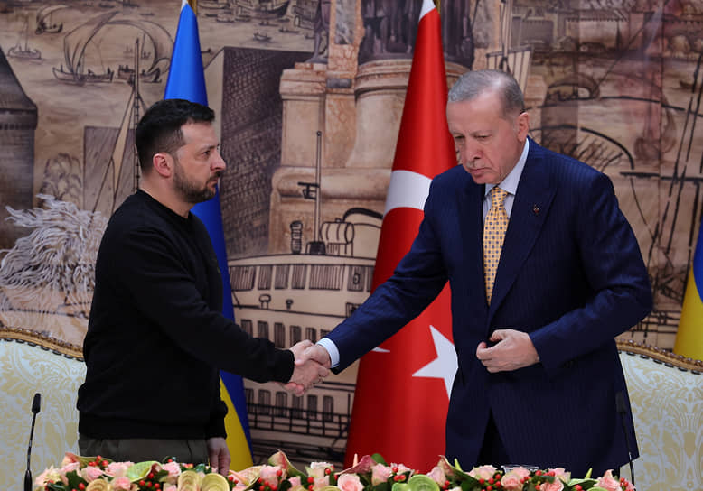8 марта президент Турции Реджеп Тайип Эрдоган (справа) после встречи с президентом Украины Владимиром Зеленским заявил, что Анкара намерена продолжать поддержку Киева. Он добавил, что стороны обсудили зерновую сделку и безопасность в Черном море
