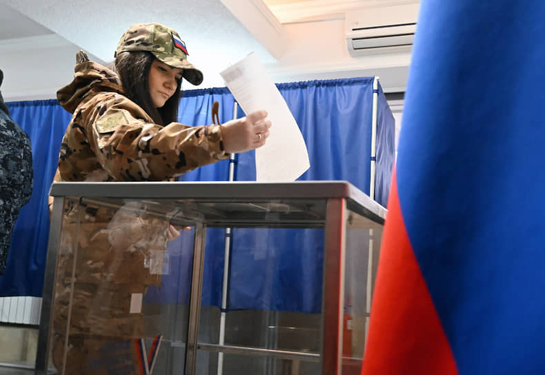 С 15 по 17 марта на новых территориях РФ также проходили выборы президента. По данным ЦИК, Херсонская область вошла в число регионов-лидеров по явке (82%). В Херсонской области Владимир Путин набрал 88,12%, в Запорожской области — 92,83%, в ДНР — 95,23%, в ЛНР — 94,12% (по данным ЦИК на 19:00 18 марта) На фото: избирательный участок в ЛНР
