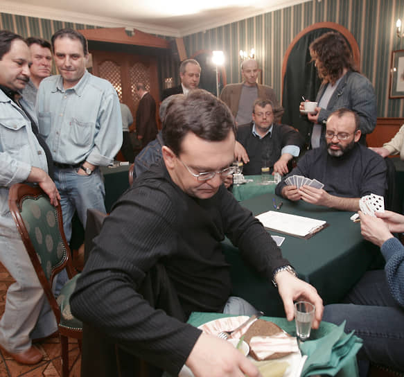 Генеральный директор агентства «Телеспорт-маркетинг» Петр Макаренко (в центре), 2005 год  