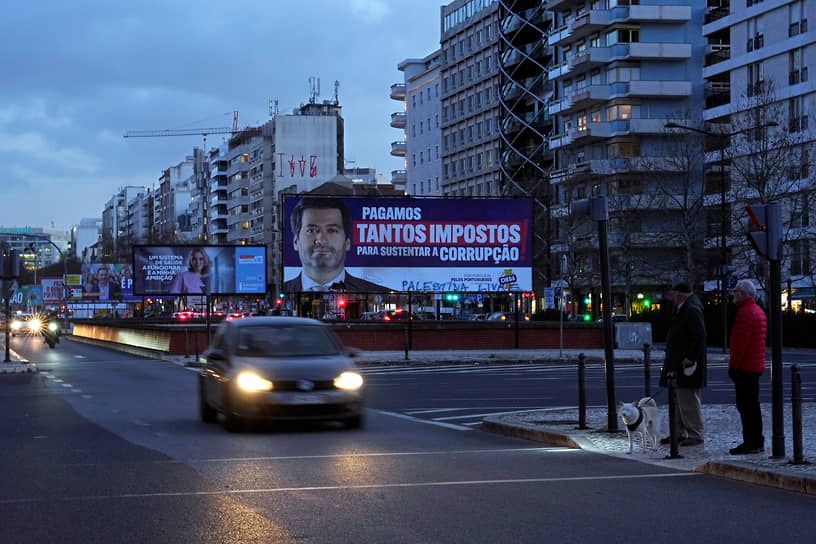 На билборде — лидер партии Chega Андре Вентура 