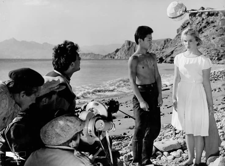 В октябре 1962 года состоялась премьера фильма Юлия Карасика «Дикая собака Динго». Картина завоевала главный приз «Лев святого Марка» и премию «Золотая ветвь» на кинофестивале юношеских фильмов в Венеции. В общей сложности кинокартины «Ленфильма» получили около 200 призов престижных международных кинофестивалей, в том числе в Каннах, Берлине и Локарно На фото: актриса Галина Польских на съемках фильма «Дикая собака Динго»