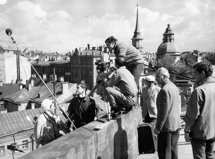 В мае 1970 года прошла премьера фильма Виталия Мельникова «Мама вышла замуж». Главные роли в нем исполнили Люсьена Овчинникова, Николай Бурляев и Олег Ефремов. Позже один из самых востребованных советских актеров Олег Ефремов называл роль в фильме «Мама вышла замуж» своей любимой: «Нравится мне человечность моего персонажа, хотя в нем в общем-то по внешним проявлениям и выпивоха живет. Ну и что ж? В глубине души он очень интеллигентный человек» На фото: съемки фильма «Мама вышла замуж»
